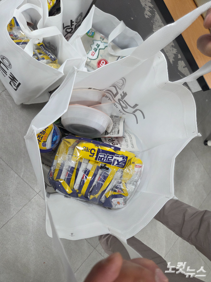 라면과 참치캔, 즉석밥 등이 들어있는 '그냥드림' 봉투. 정성욱 기자