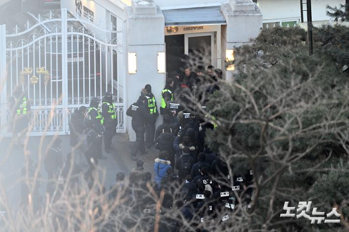 지난해 1월 15일 윤석열 전 대통령에 대한 2차 체포영장 집행 당시 서울 용산구 한남동 관저에 공수처와 경찰이 진입하고 있다. 류영주 기자