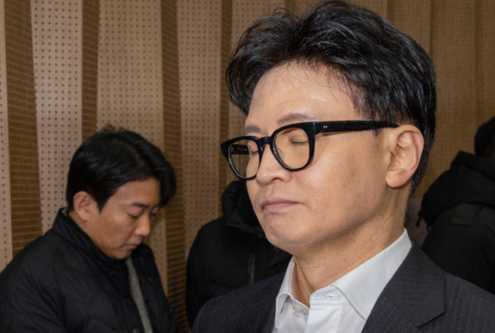 국민의힘 한동훈 전 대표가 14일 당 윤리위원회가 본인을 제명 결정한 것과 관련한 기자회견을 마친 뒤 의원들과 회견장을 빠져 나오고 있다. 연합뉴스