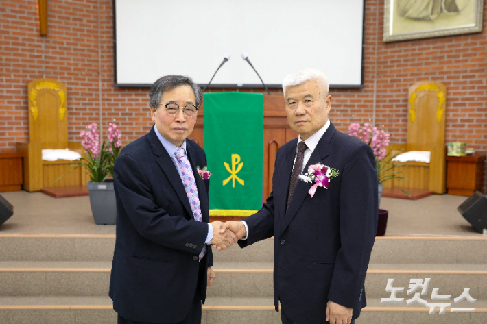 전북장로회 정기총회에서 신임 회장 김선곤 장로(오른쪽)와 직전 회장 정명수 장로가 악수를 나누고 있다. 최화랑 기자