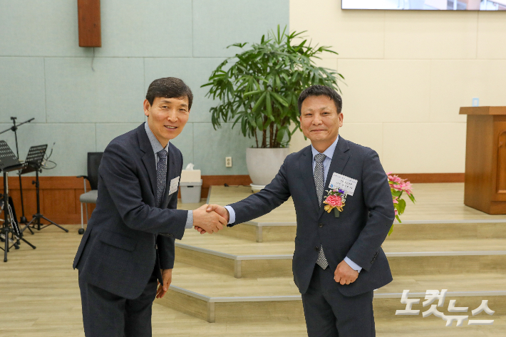 남신도회 전북동연합회 정기총회에서 홍성철 신임 회장(오른쪽)과 윤성빈 직전 회장이 악수를 나누고 있다. 최화랑 기자