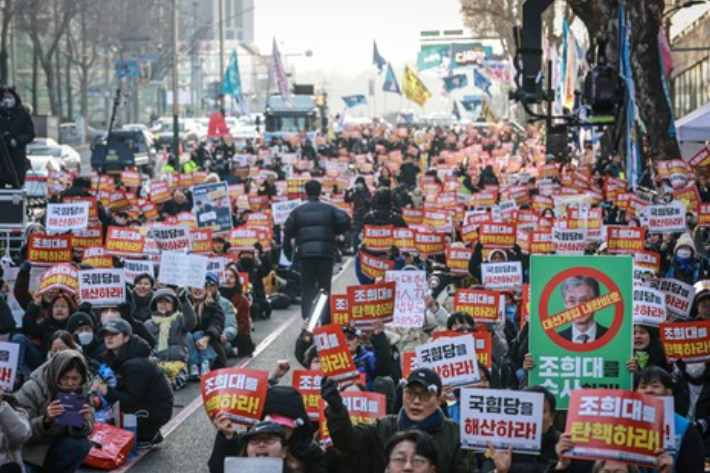 17일 오후 서초구에서 열린 윤석열 전 대통령 탄핵을 주도한 촛불행동의 집회. 촛불행동 제공