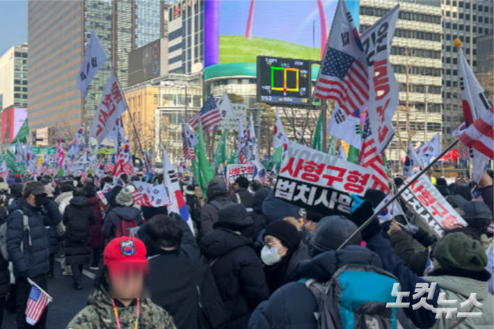 17일 오전 사랑제일교회 목사 전광훈씨가 이끌던 대한민국바로세우기운동본부(대국본)가 광화문에서 집회를 개최하고 있다. 김수진 기자