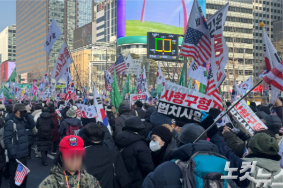 17일 오전 사랑제일교회 목사 전광훈씨가 이끌던 대한민국바로세우기운동본부(대국본)가 광화문에서 집회를 개최하고 있다. 김수진 기자