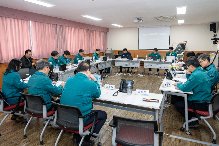 강릉시는 17일 오후 2시 30분 행정안전부와 농림축산검역본부, 강원도, 재난안전과 등 관계부서가 참여한 가운데 대책회의를 열어  대응 방향을 재점검하는 동시에 현장 방역과 조직 운영을 한층 강화하기로 했다. 강릉시 제공