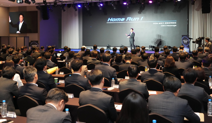 BNK경남은행 김태한 은행장이 '2026년 상반기 경영전략회의'에서 CEO 메시지를 전달하고 있다. BNK경남은행 제공