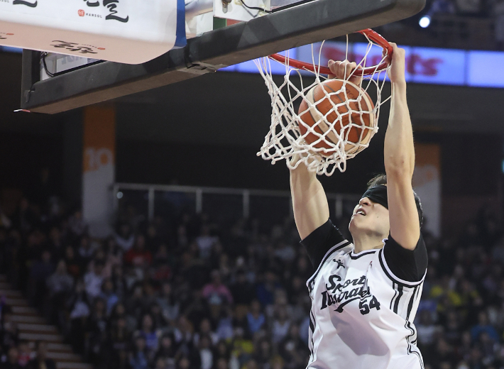 눈 가리고 덩크슛 성공시키는 조준희. 연합뉴스