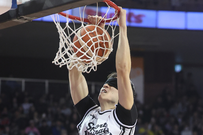 눈 가린 덩크슛 성공시키는 조준희. 연합뉴스