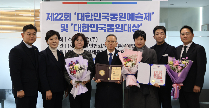 김문수 국회의원(가운데) 등 수상자들. 민주당 순천지역위원회 제공