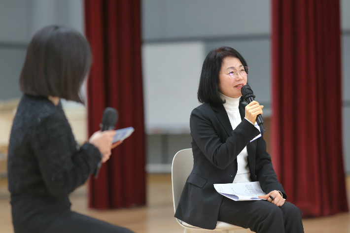 북콘서트에서 발언하는 강숙영 전남교육감 입후보 예정자. 강숙영 입후보 예정자 제공