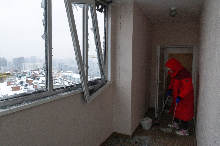 러시아 드론 공격에 부서진 우크라이나 아파트 창문. 연합뉴스