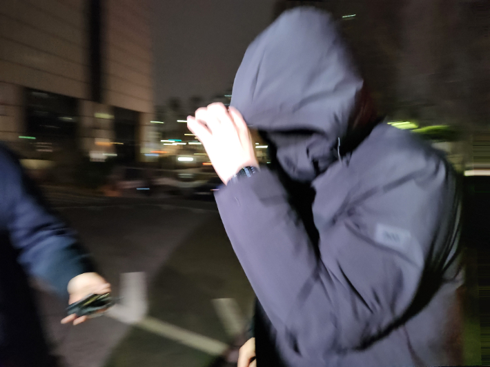 무소속 강선우 의원의 전직 보좌관 남씨가 경찰 조사를 위해 18일 오후 서울 마포구 서울경찰청 광역수사단으로 들어서고 있다. 연합뉴스