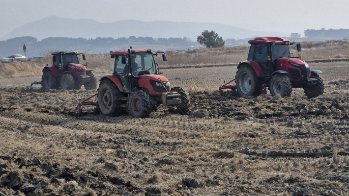 논 깊이갈이 시연회. 전라남도 제공