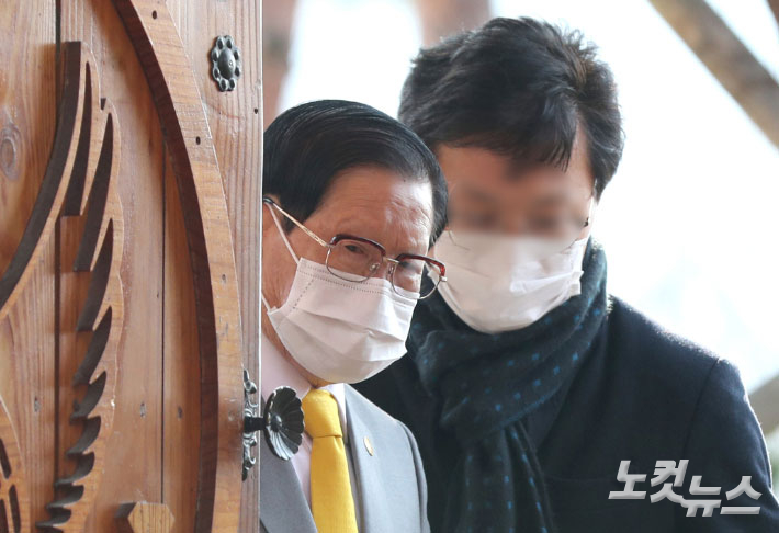 신천지 교주 이만희(왼쪽)