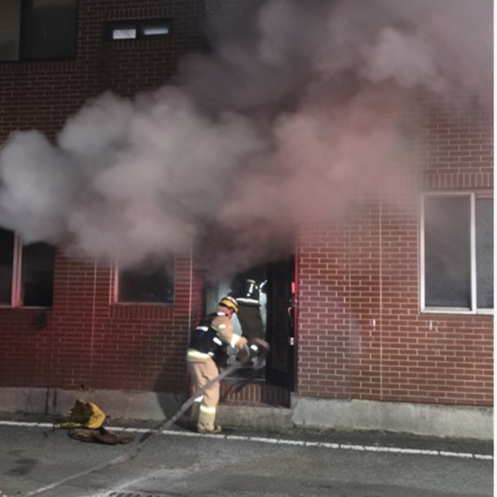 소방관들이 화재를 진화하고 있다. 경북소방본부 제공