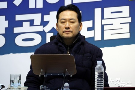 닷새째 단식을 이어가고 있는 국민의힘 장동혁 국민의힘 대표가 19일 서울 여의도 국회 로텐더홀에서 농성장에서 눈을 감고 있다.