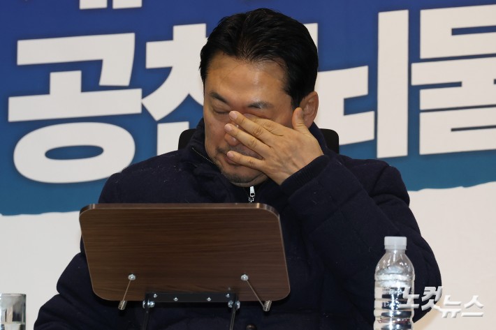 닷새째 단식을 이어가고 있는 국민의힘 장동혁 국민의힘 대표가 19일 서울 여의도 국회 로텐더홀에서 농성장에서 눈을 만지고 있다.