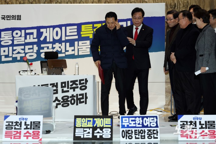 닷새째 단식을 이어가고 있는 국민의힘 장동혁 대표가 송원석 원내대표와 19일 서울 여의도 국회 로텐더홀 농성장에서 열리는 최고위원회의를 위해 이동하고 있다.