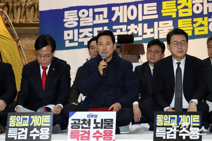 닷새째 단식을 이어가고 있는 국민의힘 장동혁 국민의힘 대표가 19일 서울 여의도 국회 로텐더홀에서 열린 최고위원회의에서 발언을 하고 있다.