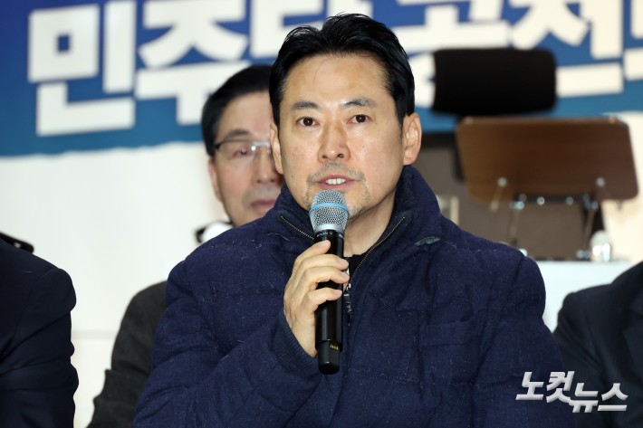 닷새째 단식을 이어가고 있는 국민의힘 장동혁 국민의힘 대표가 19일 서울 여의도 국회 로텐더홀에서 열린 최고위원회의에서 발언을 하고 있다.