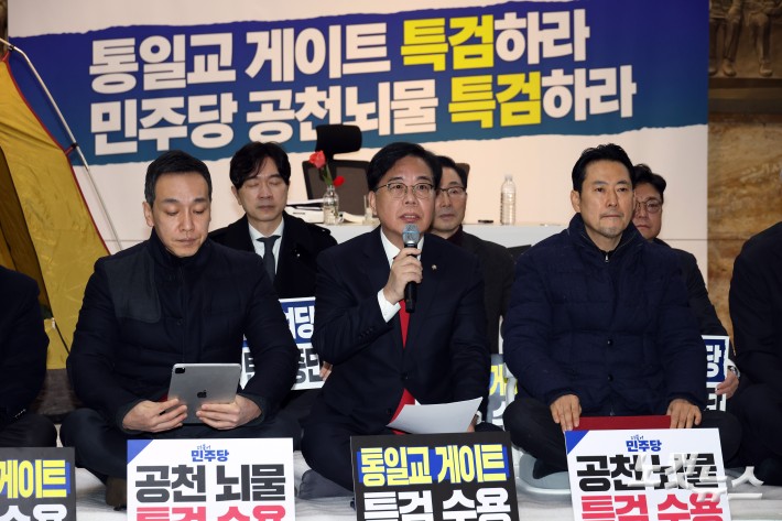 국민의힘 송언석 원내대표가 19일 서울 여의도 국회 로텐더홀에서 열린 최고위원회의에서 발언을 하고 있다.