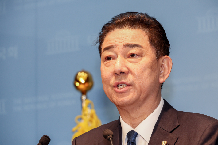 더불어민주당 김병기 의원이 19일 서울 여의도 국회 소통관에서 윤리심판원의 제명 처분 결정 등 그간의 심경에 관한 입장을 밝히고 있다. 연합뉴스