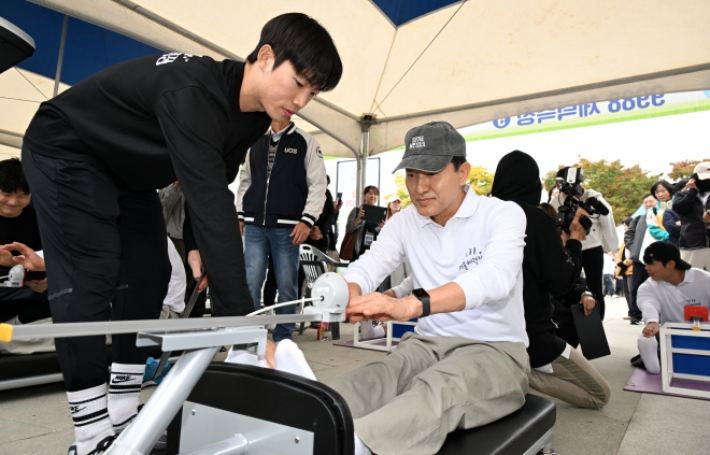 오세훈(오른쪽) 서울시장이 지난해 10월 26일 여의도한강공원에서 '9988서울체력장'을 체험하고 있다. 서울시 제공