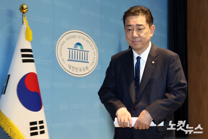 더불어민주당 김병기 전 원내대표가 19일 서울 여의도 국회 소통관에서 당 윤리심판원의 제명 처분 결정 등에 대한 입장 발표 기자회견을 마치고 이동하고 있다.