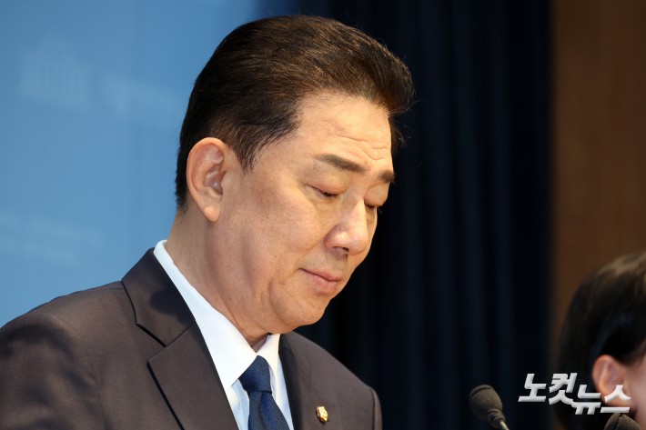 더불어민주당 김병기 전 원내대표가 19일 서울 여의도 국회 소통관에서 당 윤리심판원의 제명 처분 결정 등에 대한 입장 발표 기자회견을 하고 있다.