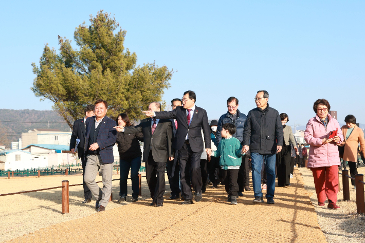 주낙영 경주시장이 성동동 전랑지를 둘러보며 관계자들과 함께 정비 현황과 향후 활용 방향에 대해 설명하고 있다. 경주시 제공