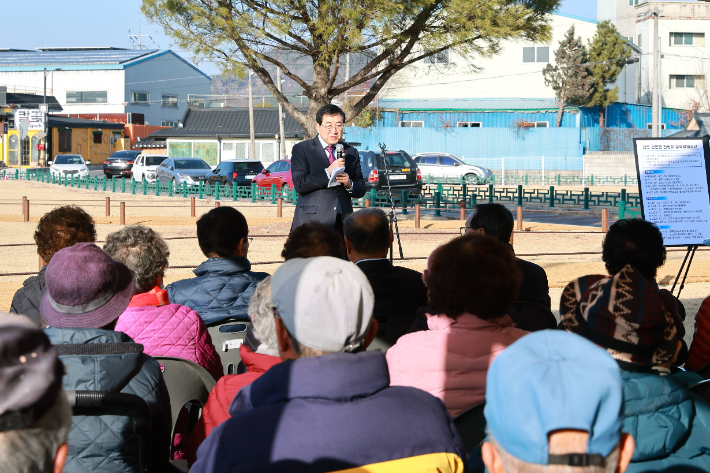 주낙영 경주시장이 성동동 전랑지 현장보고회에서 주민들과 관계자들을 대상으로 전랑지 정비 및 연계 구상에 대해 설명하고 있다. 경주시 제공 