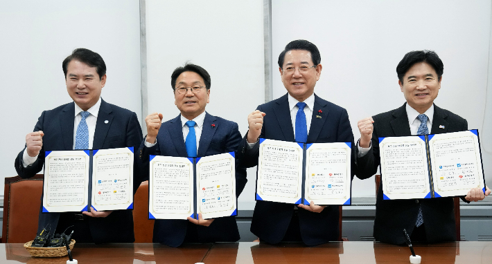 이정선 광주시교육감과 김대중 전남도교육감, 강기정 광주광역시장, 김영록 전라남도지사는 지난 14일 국회에서 '4자 협의체 간담회'를 갖고 '광주·전남 대통합을 위한 공동 합의문'을 발표했다. 광주시교육청 제공 