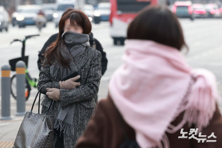 이번 주 내내 이번 겨울 들어 가장 강하고 긴 한파가 될 것으로 예상되는 가운데 19일 오전 서울 종로구 광화문네거리에서 두꺼운 옷을 입은 시민들이 발걸음을 재촉하고 있다.