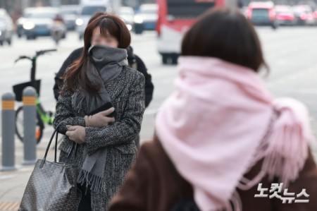 이번 주 내내 이번 겨울 들어 가장 강하고 긴 한파가 될 것으로 예상되는 가운데 19일 오전 서울 종로구 광화문네거리에서 두꺼운 옷을 입은 시민들이 발걸음을 재촉하고 있다.