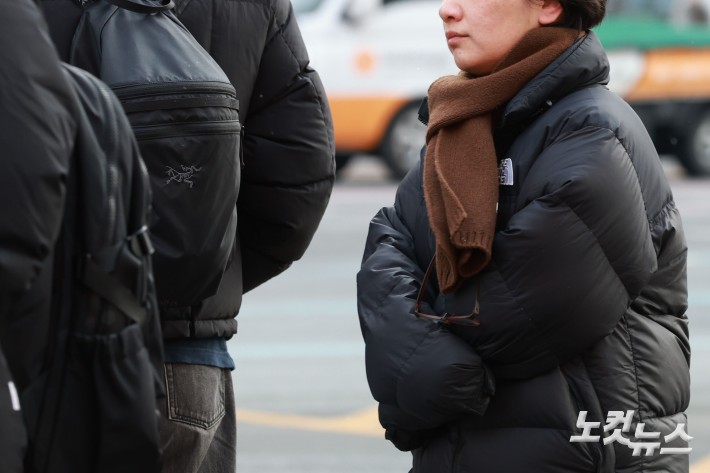 이번 주 내내 이번 겨울 들어 가장 강하고 긴 한파가 될 것으로 예상되는 가운데 19일 오전 서울 종로구 광화문네거리에서 두꺼운 옷을 입은 시민들이 발걸음을 재촉하고 있다.