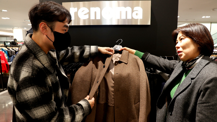 광주신세계 본관 7층 레노마 매장에서 직원이 고객에게 상품을 설명하고 있다. 레노마는 19일부터 25일까지 본관 지하 1층 행사장에서 할인전을 진행한다. 광주신세계 제공