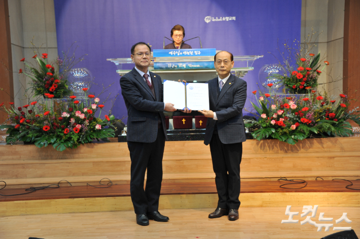 신임 장명주 회장이 이임하는 진상용 회장에게 감사장을 전달했다. 최원순 PD