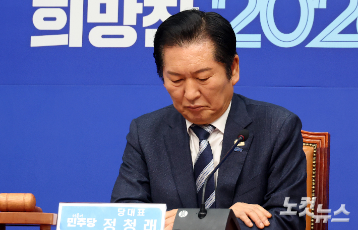 더불어민주당 정청래 대표가 서울 여의도 국회에서 열린 최고위원회의에서 생각에 잠겨있다. 윤창원 기자