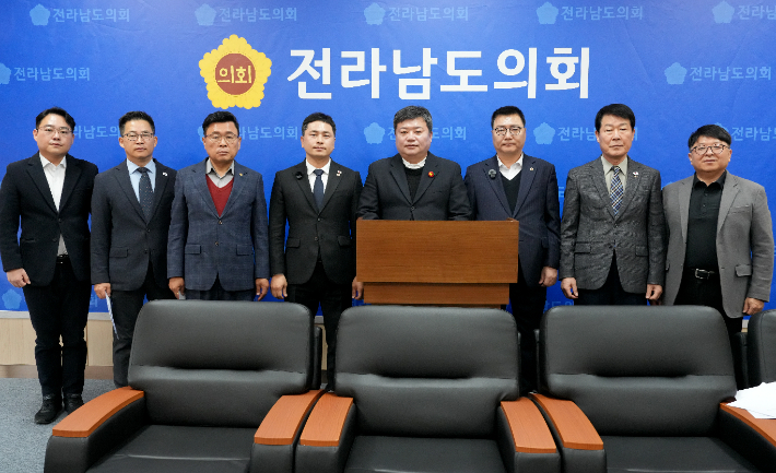 전라남도의회 더불어민주당 소속 정영균(순천 1)·최동익(여수 비례)·임형석(광양 1) 의원은 19일 전라남도 동부청사에서 공동 기자회견을 열고 "행정통합 특별법에 농어촌 재정·인구 대응을 위한 명확한 안전장치를 반드시 담아야 한다"라고 주장했다. 전남도의회 제공