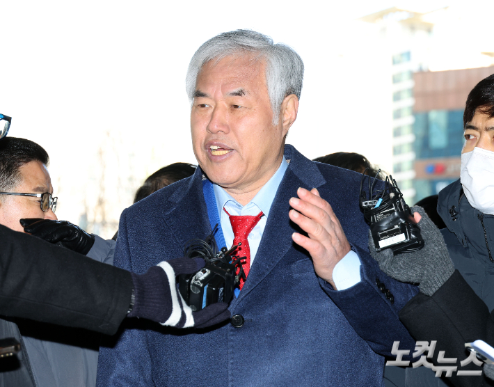 지난해 1월 발생한 서울서부지방법원(서부지법) 난동 사태의 배후로 지목된 사랑제일교회 전광훈 씨가 지난 13일 서울 마포구 서부지법에서 열린 구속 전 피의자 심문(영장실질심사)에 출석하고 있다. 황진환 기자