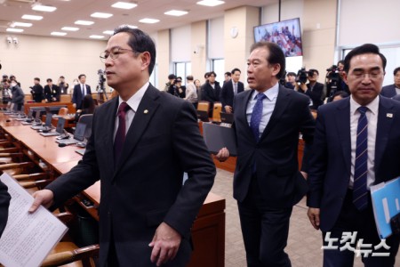 19일 서울 여의도 국회 재정경제기획위원회 전체회의 이혜훈 기획예산처 장관 후보자 청문회 개회를 두고 여야가 공방 끝에 회의가 정회된 가운데 국민의힘 박수영 간사와 민주당 정태호 간사 등 의원들이 논의를 위해 회의장을 나서고 있다.