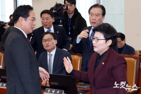 임이자 국회 재정경제기획위원장이 19일 서울 여의도 국회 재정경제기획위원회 전체회의에서 이혜훈 기획예산처 장관 후보자 청문회 개회를 두고 여야 공방 끝에 회의를 정회하고 회의장을 나서며 국민의힘 박수영 간사와 민주당 정태호 간사 앞에서 손을 젓고 있다.