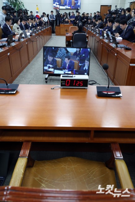 19일 서울 의도 국회에서 열린 재정경제기획위원회 이혜훈 기획예산처 장관 후보자 인사청문회에서 후보자의 자리가 비어 있다.