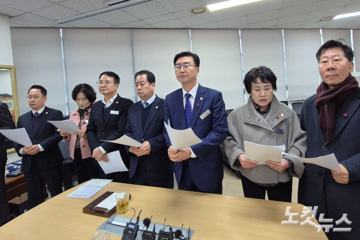 완주군의회 유의식 의장 등 의원들이 19일 오전 완주군청에서 기자회견을 열었다. 송승민 기자