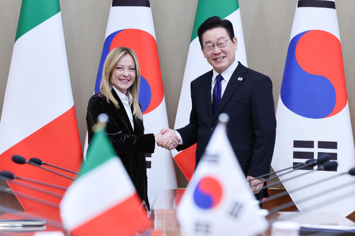 이재명 대통령과 조르자 멜로니 이탈리아 총리가 19일 청와대에서 열린 확대회담에서 악수하고 있다. 연합뉴스