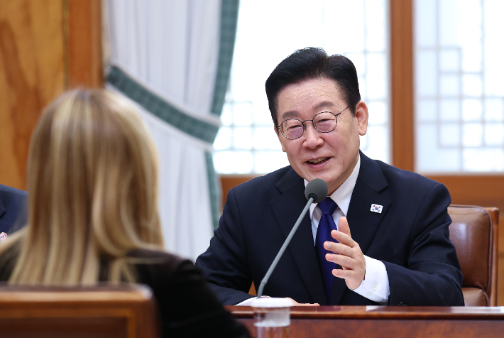 이재명 대통령이 19일 청와대에서 열린 조르자 멜로니 이탈리아 총리와의 확대회담에서 발언하고 있다. 연합뉴스