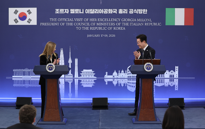 이재명 대통령과 조르자 멜로니 이탈리아 총리가 19일 청와대에서 공동언론발표 후 서로에게 박수를 보내고 있다. 연합뉴스