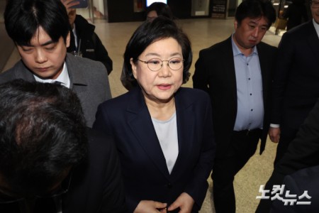 이혜훈 기획예산처 장관 후보자가 19일 서울 여의도 국회에서 취재진의 질문을 받으며 이동하고 있다.  이날 재정경제기획위원회 전체회의는 이 장관 후보자에 대한 청문회 개최 여부를 놓고 여야 공방을 이어가다 정회됐다.