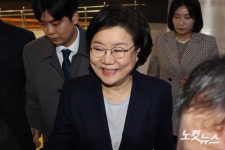 이혜훈 기획예산처 장관 후보자가 19일 서울 여의도 국회에서 취재진의 질문을 받으며 이동하고 있다.  이날 재정경제기획위원회 전체회의는 이 장관 후보자에 대한 청문회 개최 여부를 놓고 여야 공방을 이어가다 정회됐다.