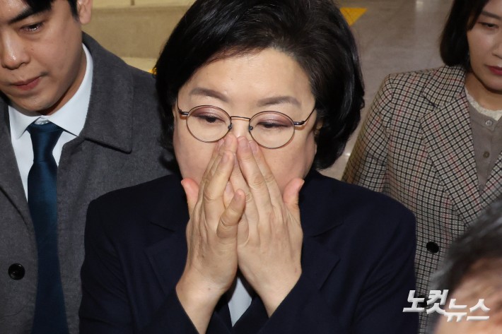 이혜훈 기획예산처 장관 후보자가 19일 서울 여의도 국회에서 취재진의 질문을 받으며 이동하고 있다.  이날 재정경제기획위원회 전체회의는 이 장관 후보자에 대한 청문회 개최 여부를 놓고 여야 공방을 이어가다 정회됐다.